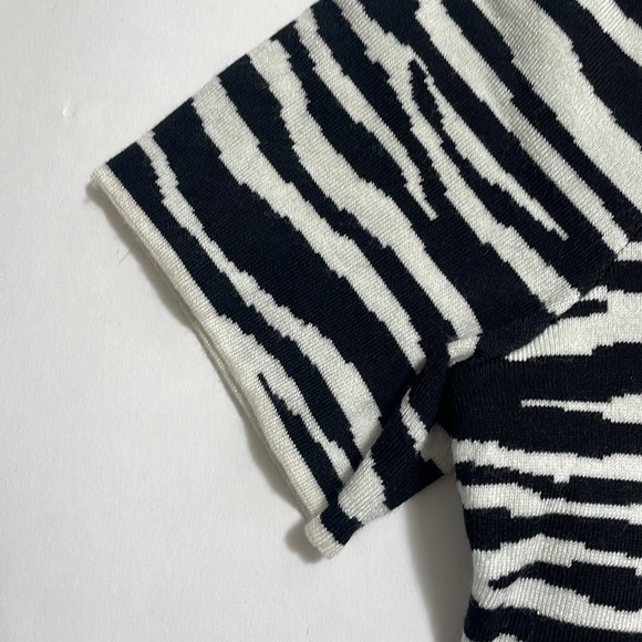 THEORY “Bering Zebra Print Tee” - Picture 4 of 7